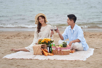 浪漫的青年夫妇在<strong>海边</strong>度假青年伴侣高清拍摄