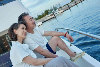 老年夫妇乘坐游艇出海
