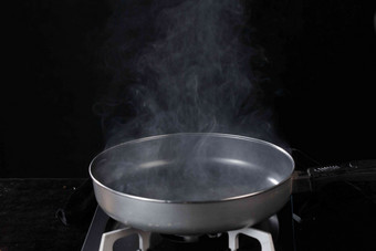 燃气灶和炒锅厨具清晰摄影图