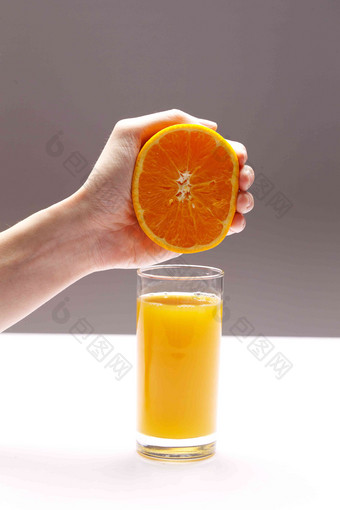 自制橙汁挤压写实图片