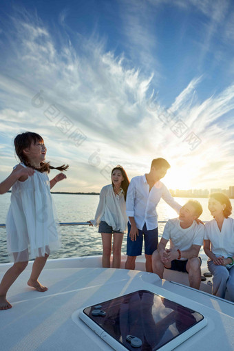 欢乐家庭乘坐游艇出海