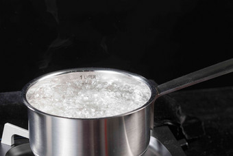 沸水炖锅写实摄影图