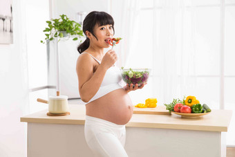孕妇吃蔬菜沙拉