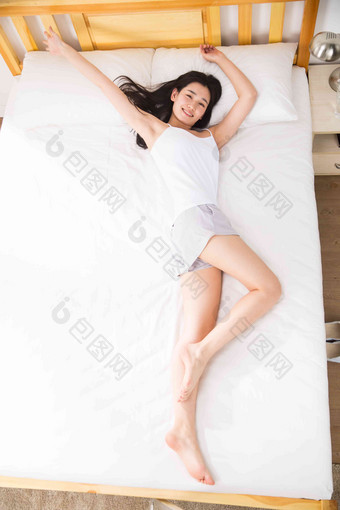 青年女人躺在床上摄影高清图片