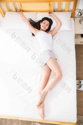 青年女人躺在床上青年女人照片