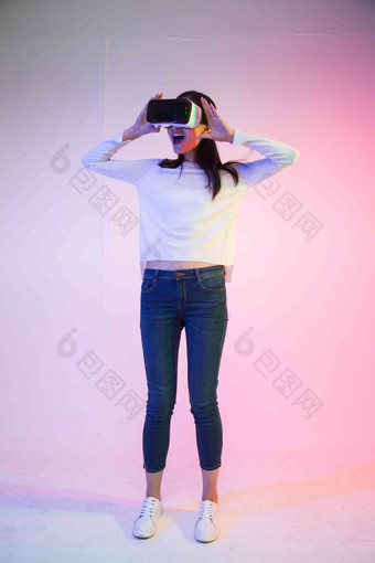 女人<strong>VR</strong>眼镜电子白色<strong>背景</strong>中国人清晰摄影图