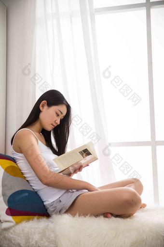 青年女人看书