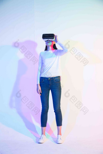 戴着<strong>VR</strong>眼镜的青年女人
