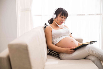 孕妇听音乐看书胎教照片