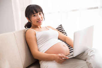 孕妇使用电脑生长高清镜头