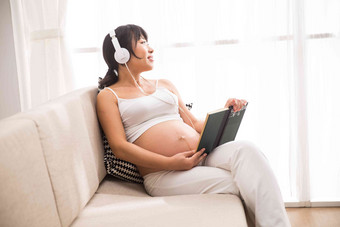 孕妇听音乐看书一个人高质量影相
