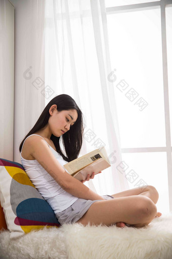 青年<strong>看书</strong>一个人读书20到24岁清晰相片