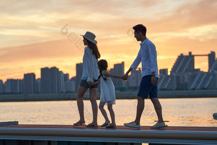 一家三口玩耍度假关爱天空写实摄影 海边落日