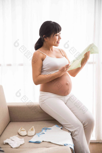 孕妇温馨希望起居室高质量场景
