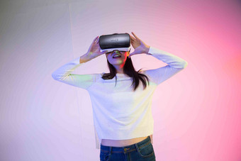 女人VR眼镜网络灯光健康生活方式