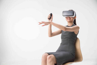 女人VR眼镜想象摄影清晰图片