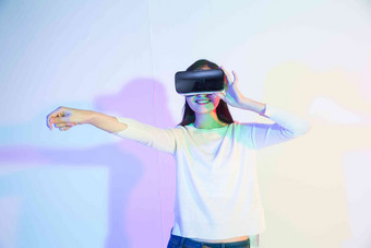 女人VR眼镜电子白色背景兴奋高质量摄影图