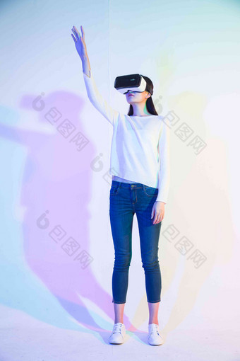 女人VR眼镜科技一个人白昼