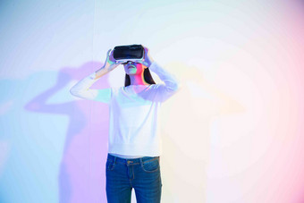 女人VR眼镜概念快乐水平构图