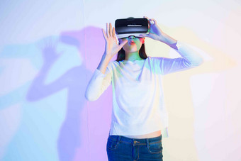 女人VR眼镜电子幸福微笑摄影图