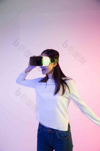 女人VR眼镜通讯自由全球商务高端拍摄