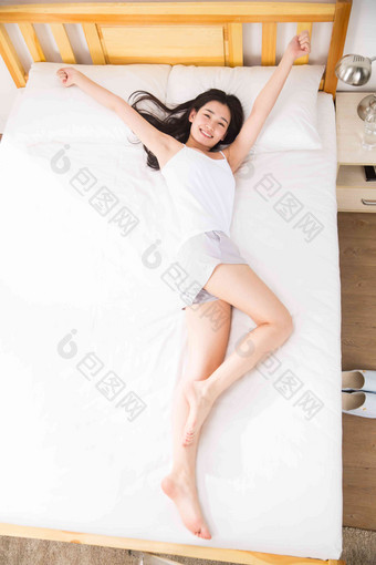 青年女人躺在床上