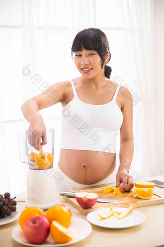 孕妇准备水果刀写实相片