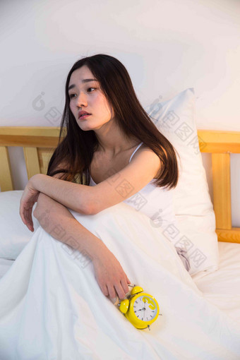 情绪低落的青年女人在卧室的床上青年氛围摄影图