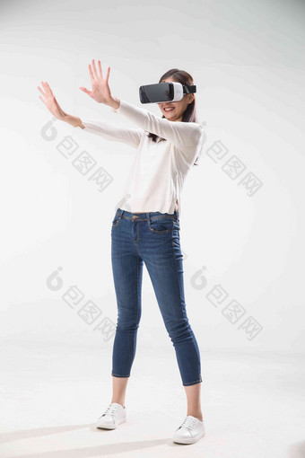 女人VR眼镜概念触摸青年人氛围相片