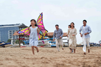 一家人度假沙滩风筝自由高质量影相