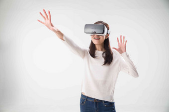 女人VR眼镜科技想象愉悦高清素材