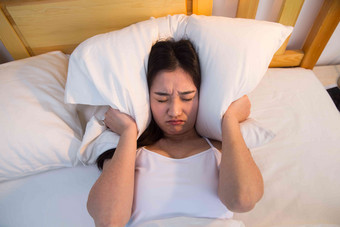 情绪低落的青年女人在卧室的床上情绪压力清晰场景