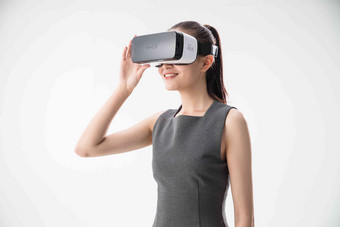 女人VR眼镜符号遥控器全球商务写实镜头