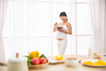 孕妇吃蔬菜沙拉吃写实图片