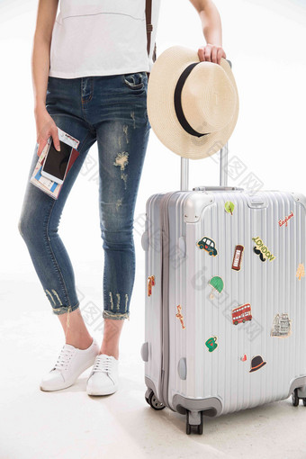 青年女人和行李箱白色背景高端摄影
