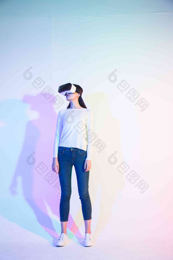 女人VR眼镜科技多媒体影棚拍摄相片