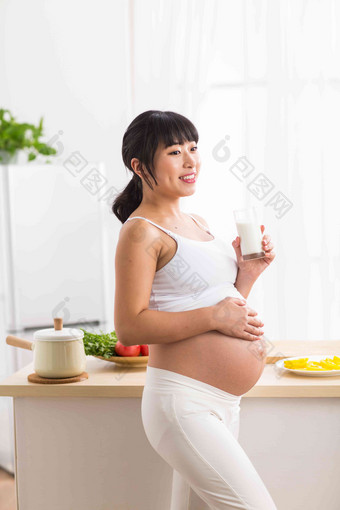 孕妇牛奶女人骄傲起居室清晰图片