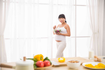 孕妇吃蔬菜沙拉吊带高清场景