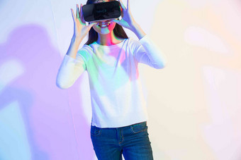 女人VR眼镜快乐惊奇清晰摄影