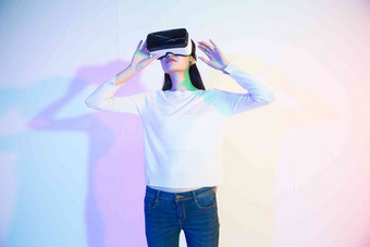 女人<strong>VR</strong>眼镜眼镜未来生活方式写实摄影图