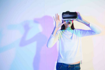 女人VR眼镜科技自由自信氛围相片