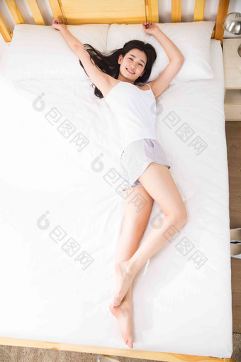 青年女人躺在床上枕头高端场景