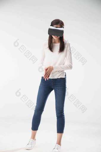 戴着<strong>VR</strong>眼镜的青年女人