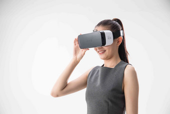 女人VR眼镜网络裙子专业人员写实摄影图
