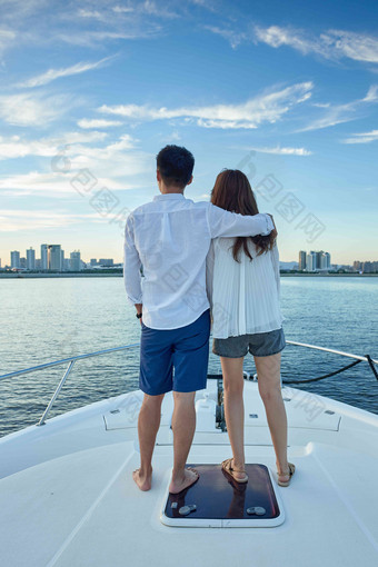 浪漫的青年出海夫妇甲板愉悦氛围摄影图