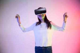 女人VR眼镜电子时尚彩色图片高质量摄影图