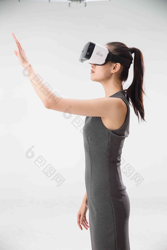 女人VR眼镜科技伸手乐趣清晰摄影图