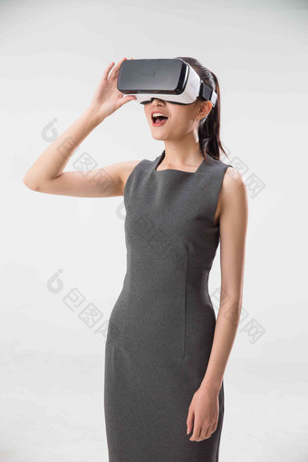 女人VR眼镜一个人眼部用品写实拍摄