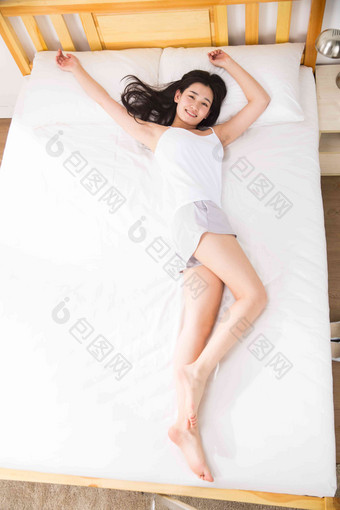 青年女人躺在床上东亚氛围照片
