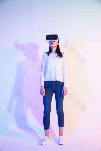 女人VR眼镜眼镜独立商务人士清晰图片